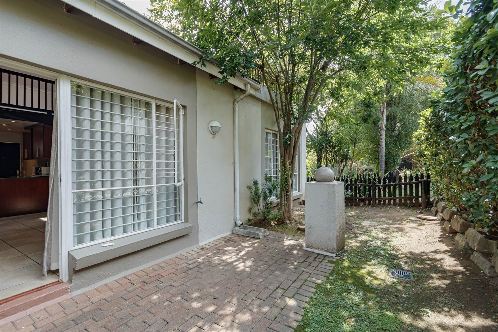 2 Bed Townhouse in Douglasdale photo number 27