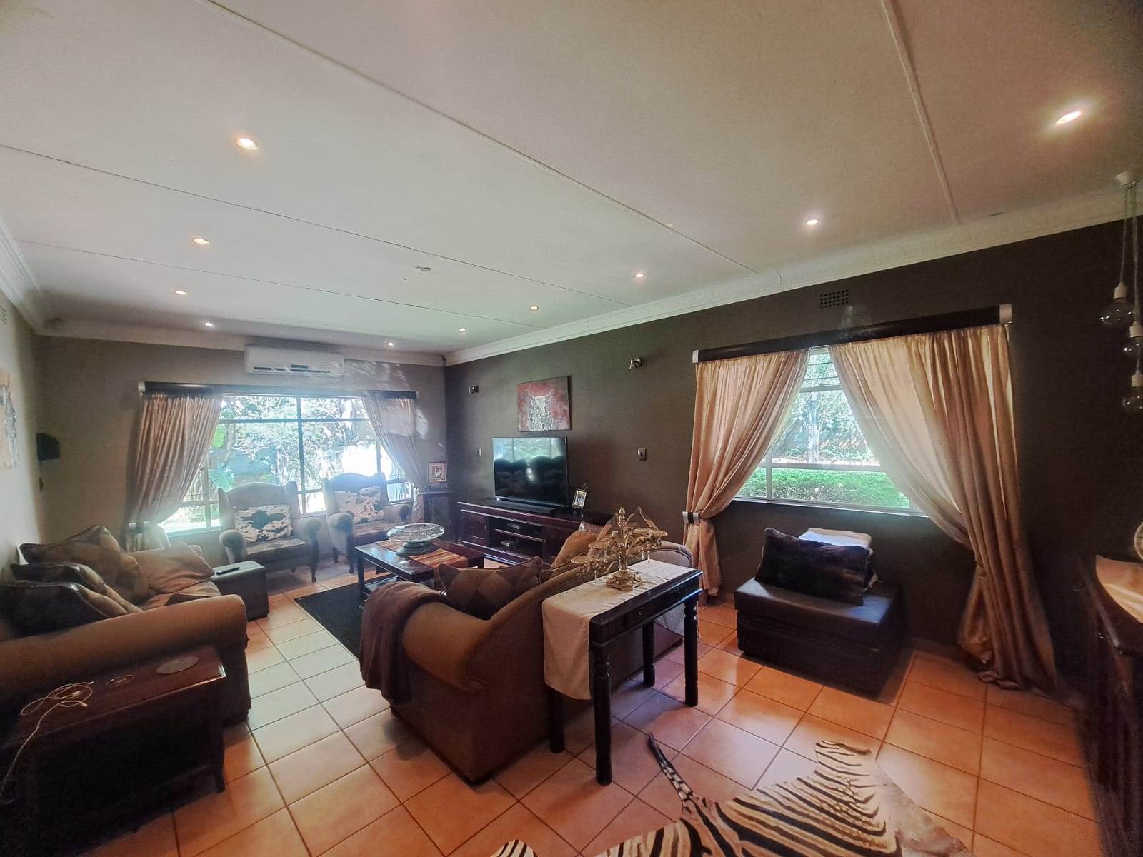 4 Bed House in Protea Park photo number 7