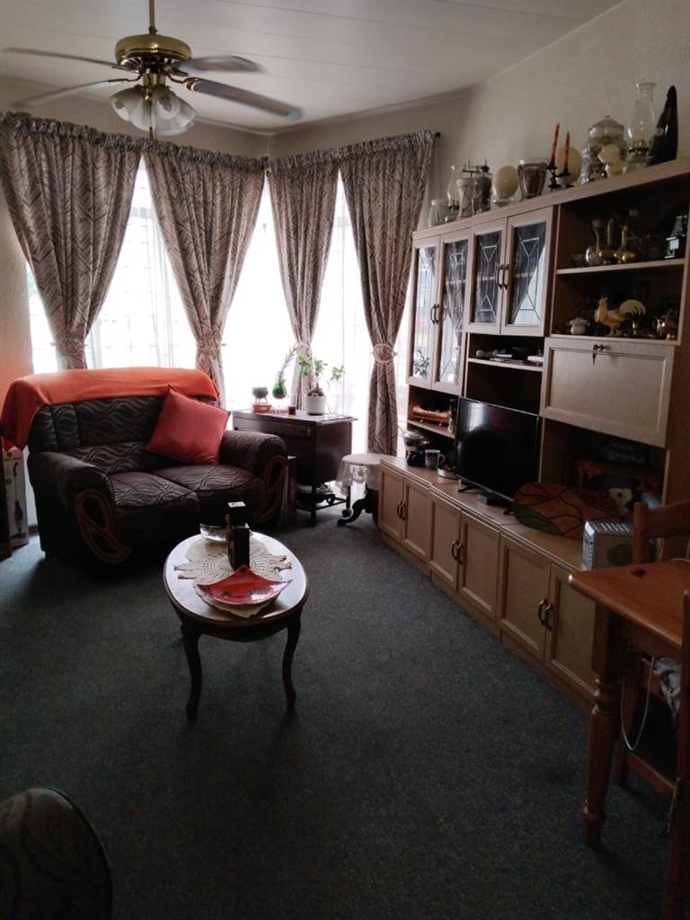 2 Bed Apartment in New Redruth photo number 10