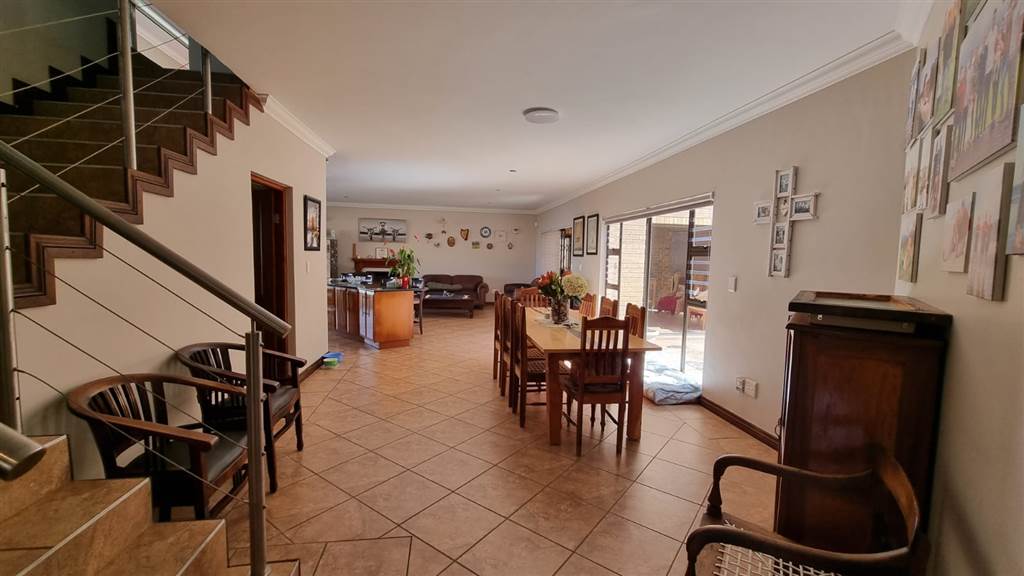 6 Bed House in Outeniqua Strand photo number 8