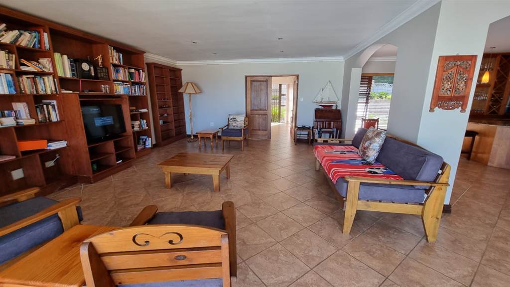 6 Bed House in Outeniqua Strand photo number 13