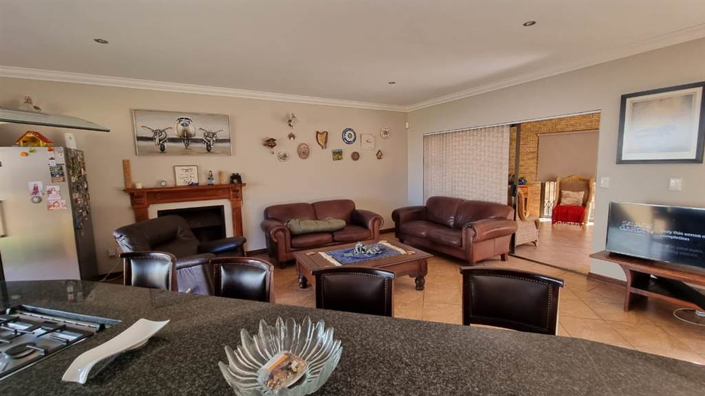 6 Bed House in Outeniqua Strand photo number 3