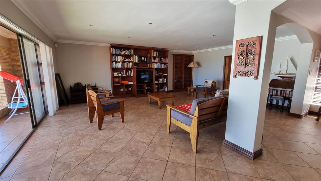 6 Bed House in Outeniqua Strand photo number 11