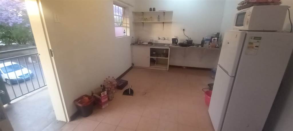 2 Bed Flat in Mmabatho photo number 3