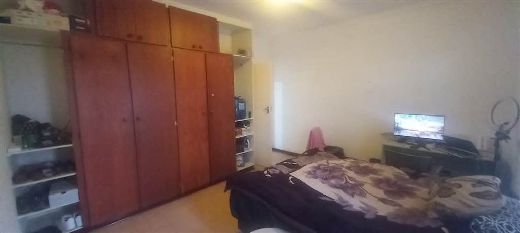 2 Bed Flat in Mmabatho photo number 12