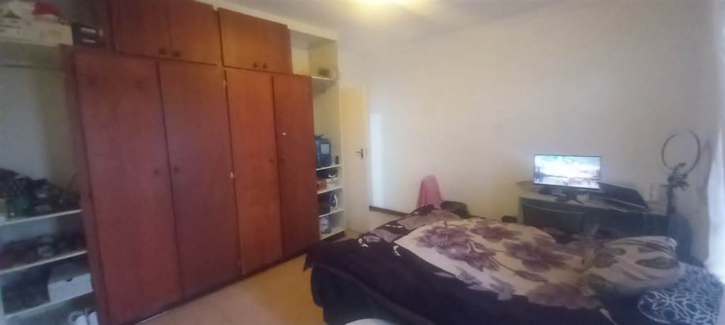 2 Bed Flat in Mmabatho photo number 11