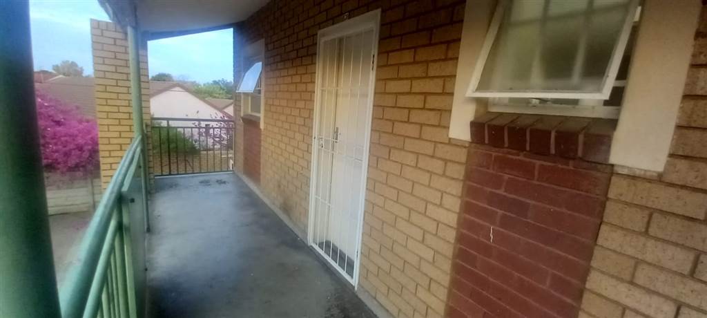 2 Bed Flat in Mmabatho photo number 1