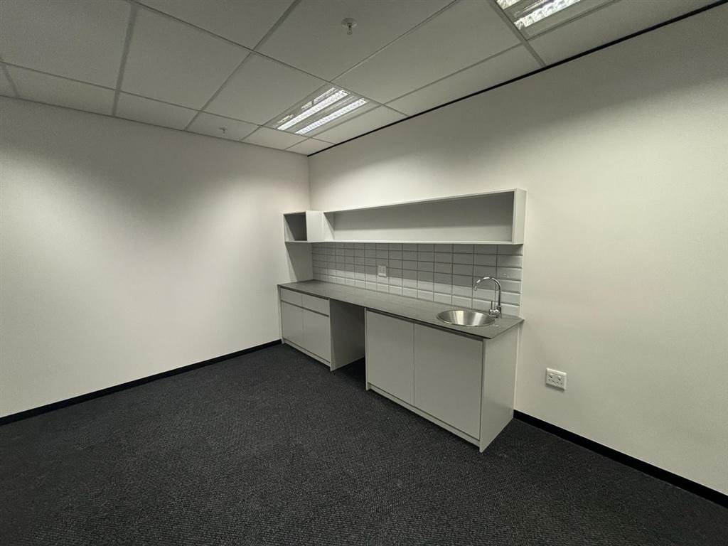 122  m² Commercial space in Parktown photo number 17