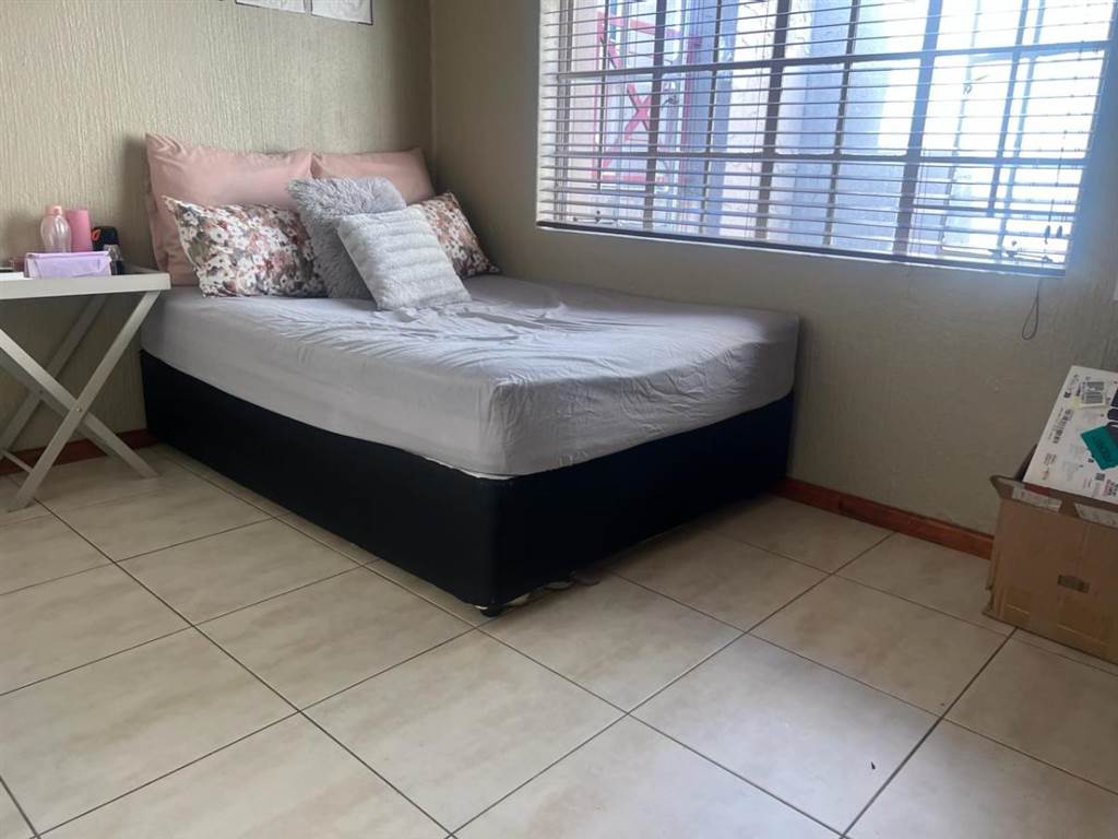 3 Bed Apartment in Corlett Gardens photo number 17
