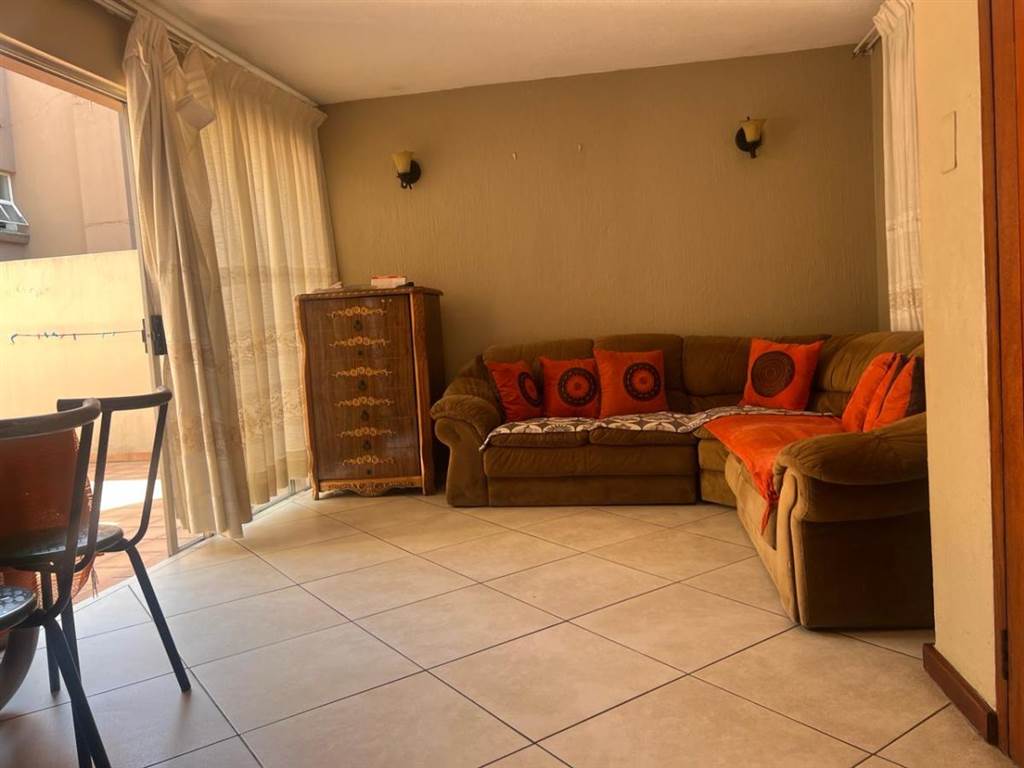 3 Bed Apartment in Corlett Gardens photo number 12
