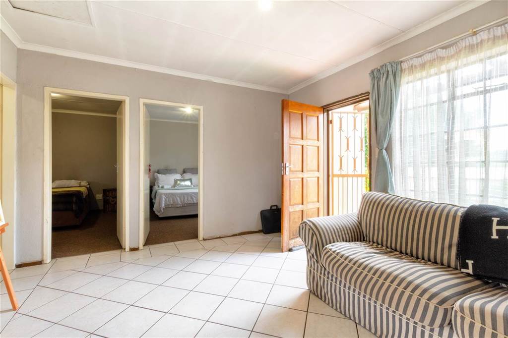 2 Bed Townhouse in Roodepoort North photo number 3