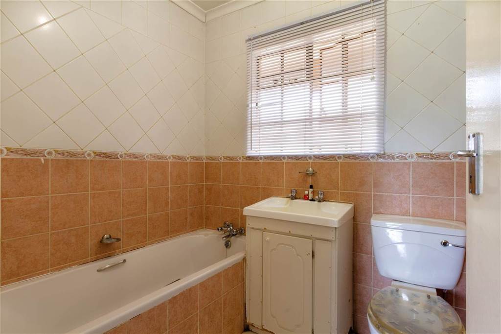 2 Bed Townhouse in Roodepoort North photo number 10