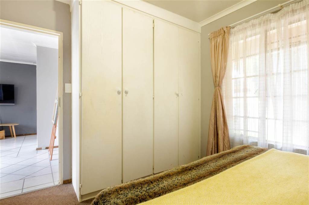 2 Bed Townhouse in Roodepoort North photo number 9