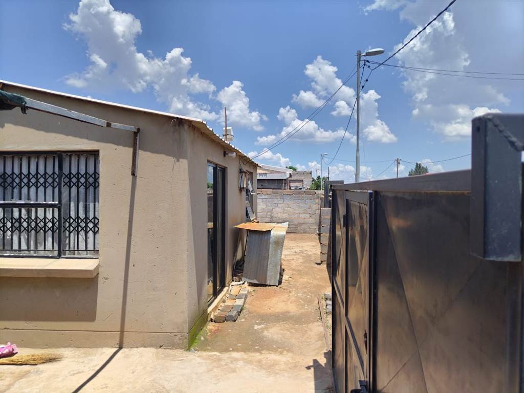2 Bed House in Orange Farm photo number 3
