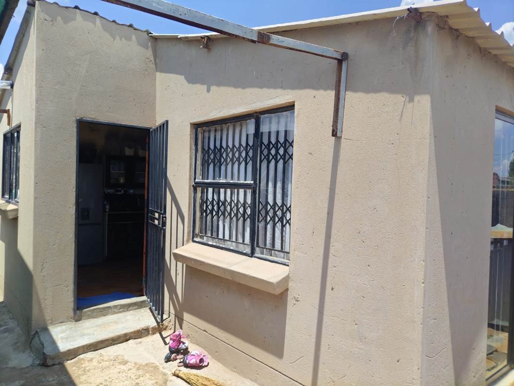 2 Bed House in Orange Farm photo number 4