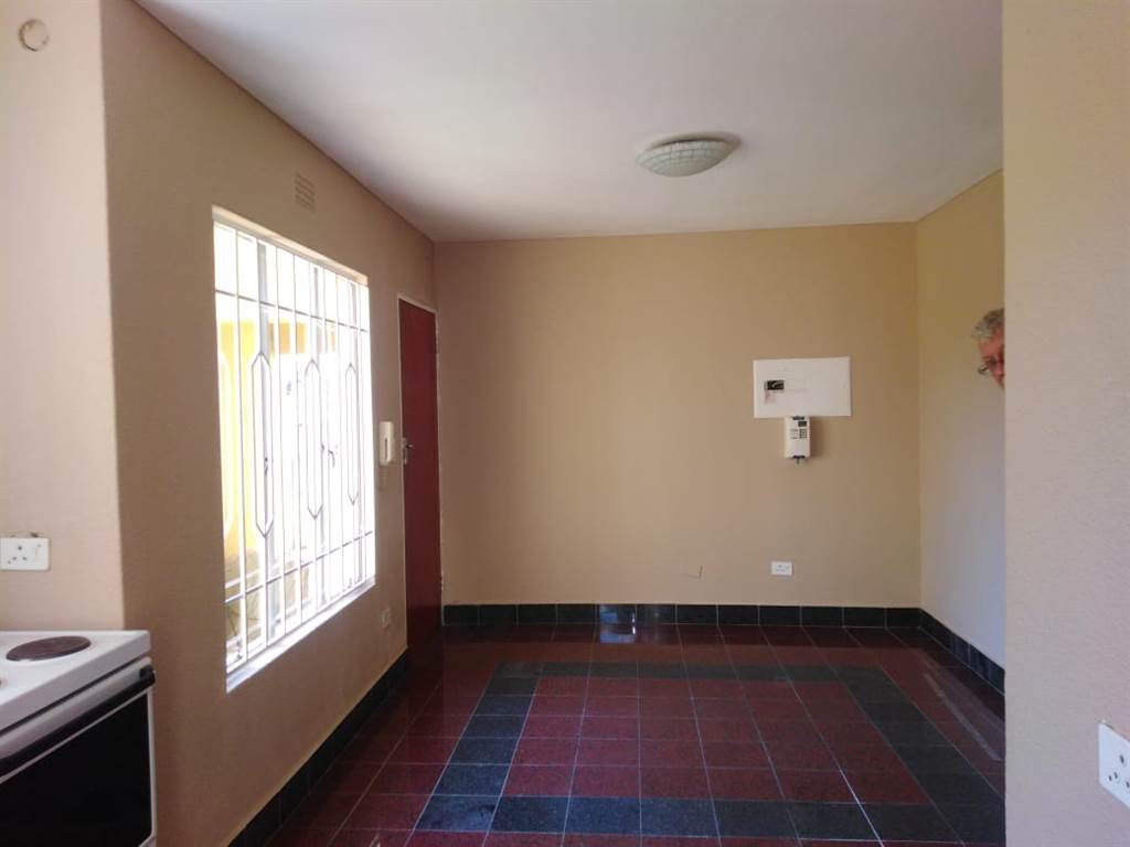 2 Bed Apartment in Corlett Gardens photo number 23