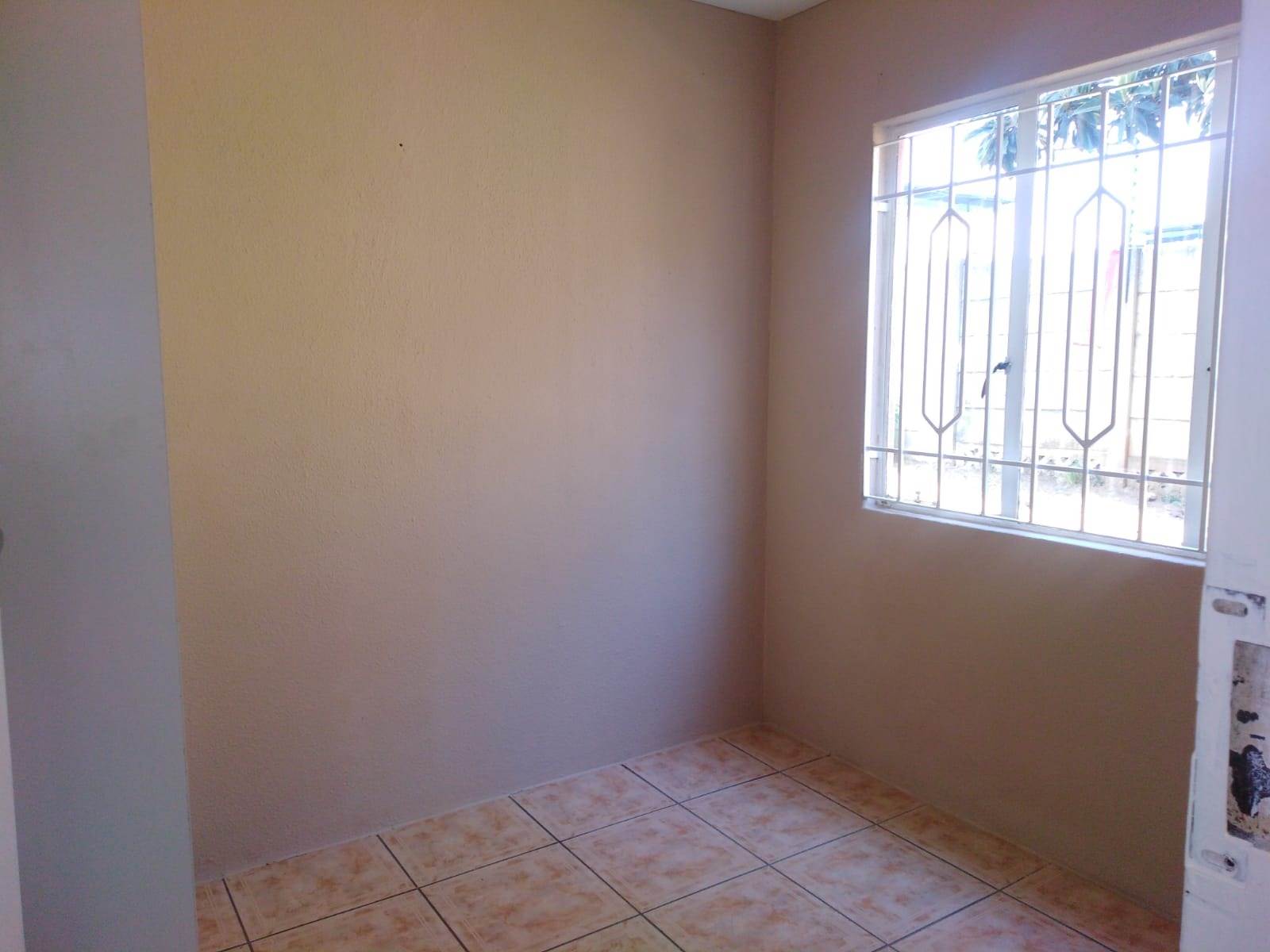 2 Bed Apartment in Corlett Gardens photo number 24