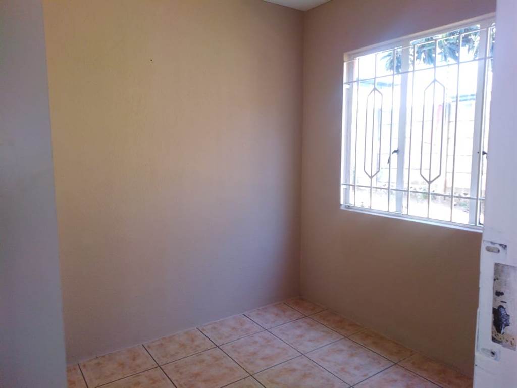 2 Bed Apartment in Corlett Gardens photo number 20