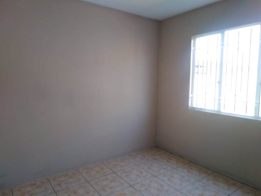 2 Bed Apartment in Corlett Gardens photo number 9
