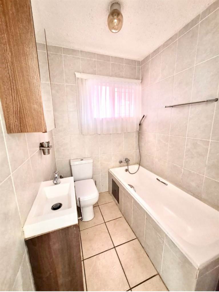 3 Bed Townhouse in Garsfontein photo number 12