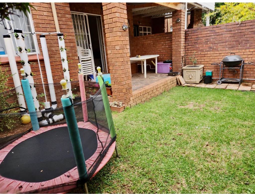 3 Bed Townhouse in Garsfontein photo number 3