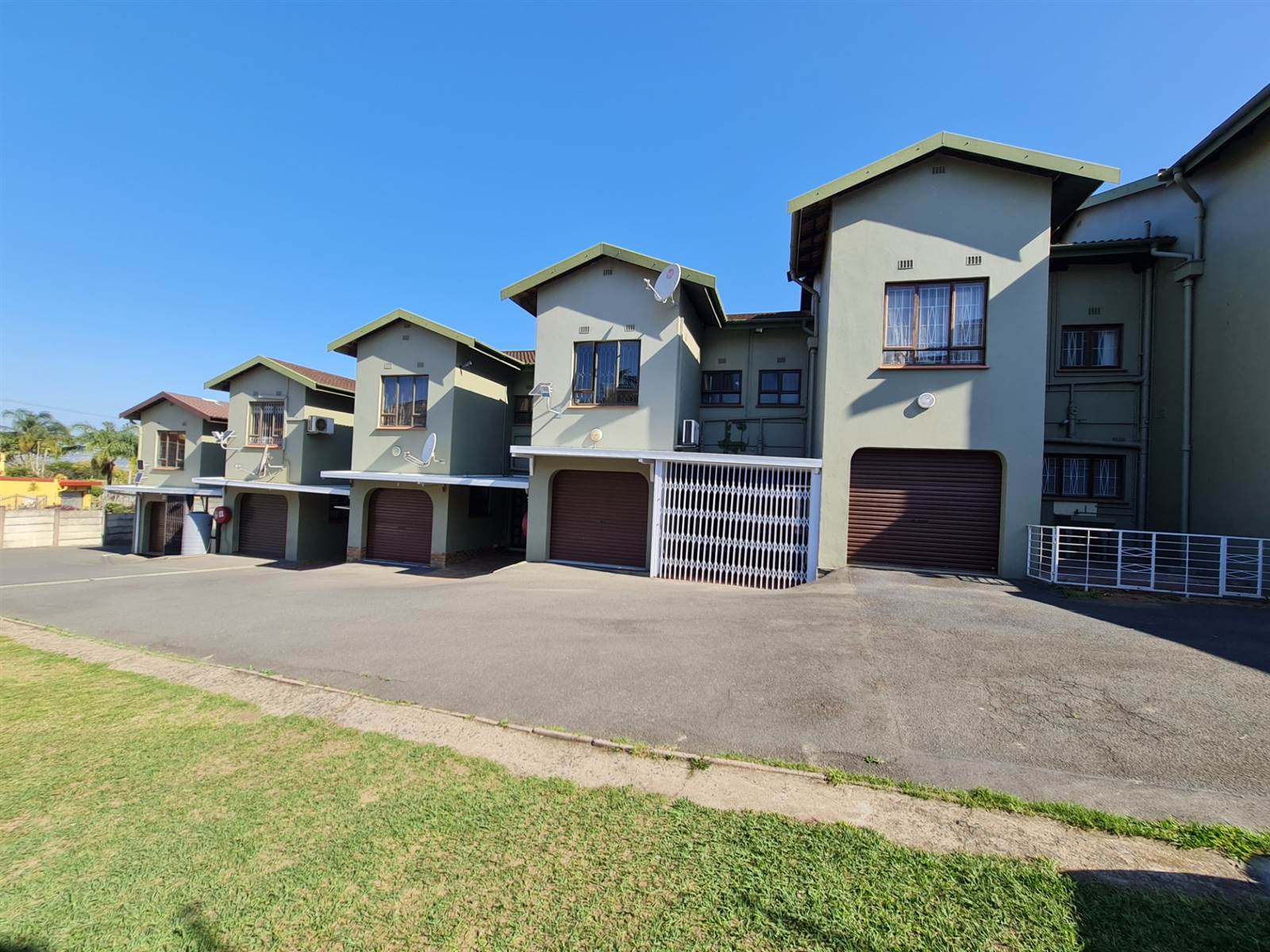 3 Bed Townhouse in Newlands West photo number 3