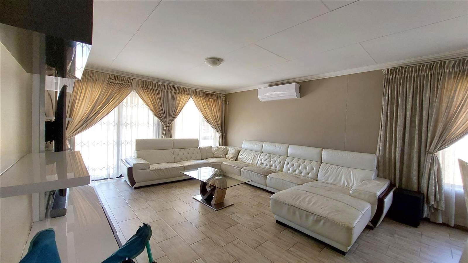 2 Bed Townhouse in Rooihuiskraal photo number 8