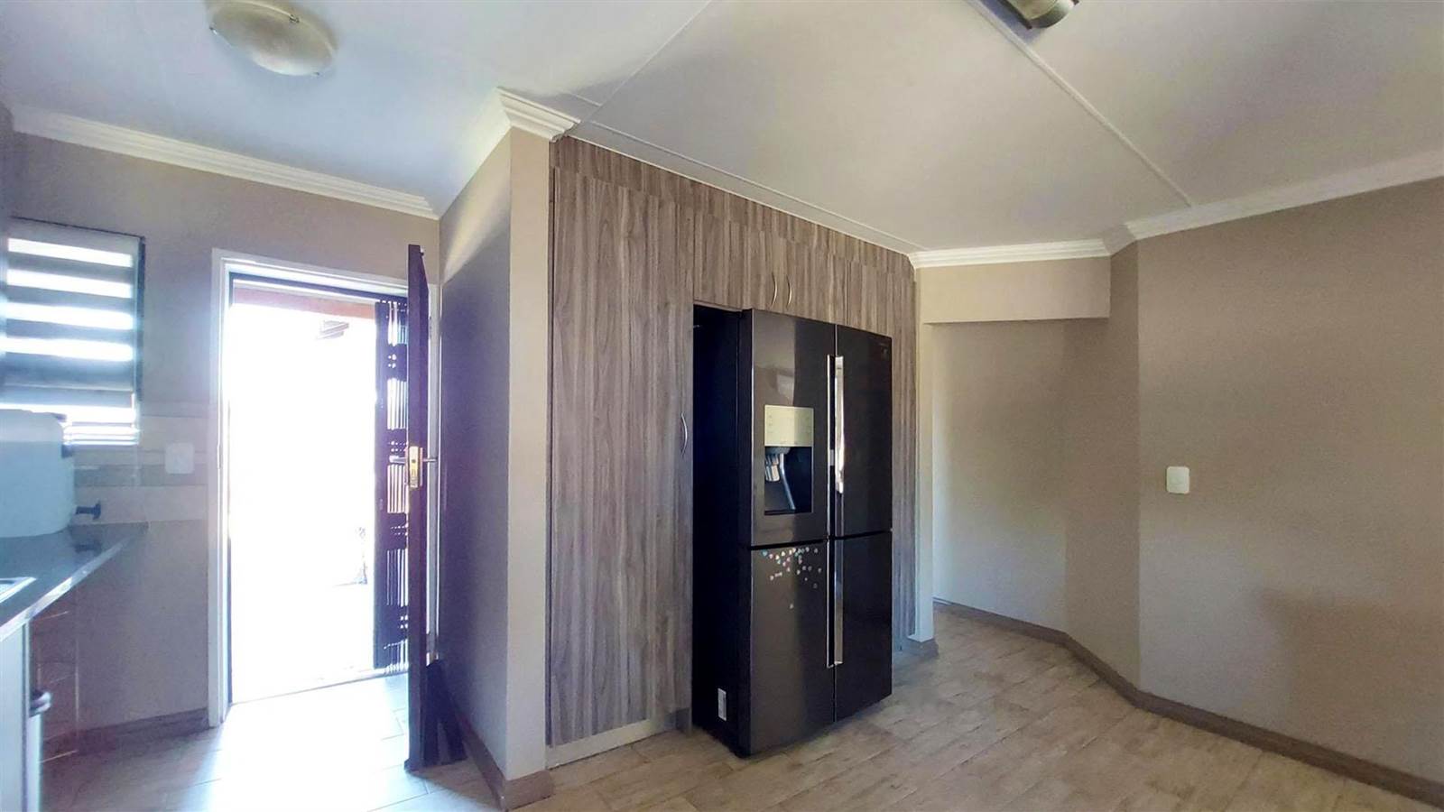 2 Bed Townhouse in Rooihuiskraal photo number 5