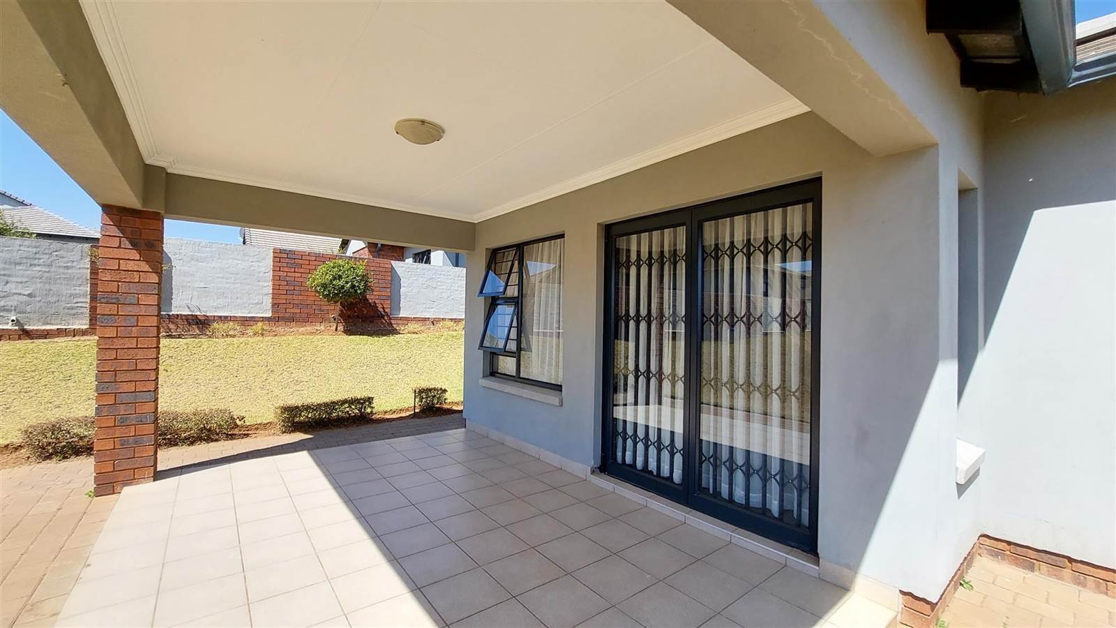 2 Bed Townhouse in Rooihuiskraal photo number 2