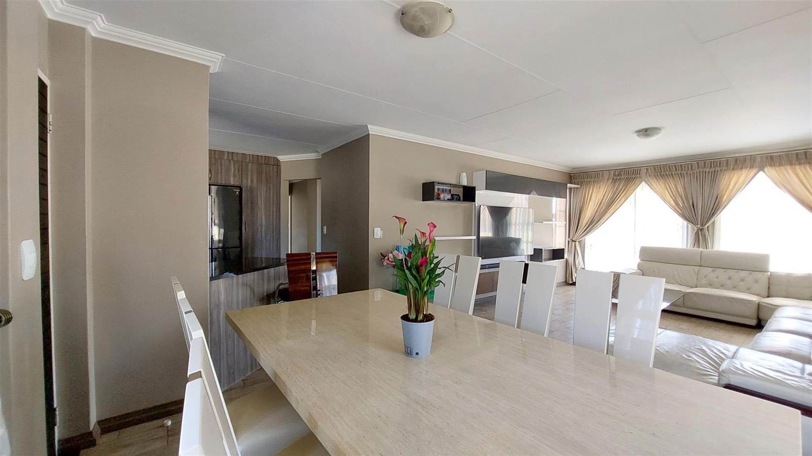 2 Bed Townhouse in Rooihuiskraal photo number 7