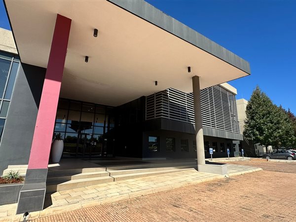98  m² Commercial space in Highveld
