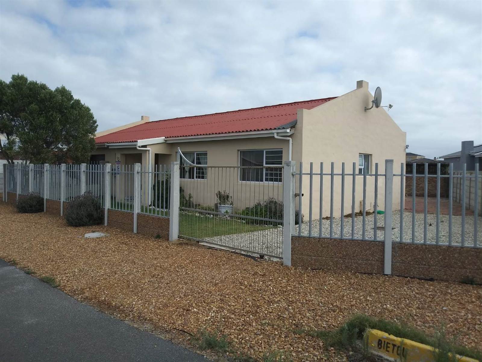 3 Bed House in Gansbaai and surrounds photo number 2