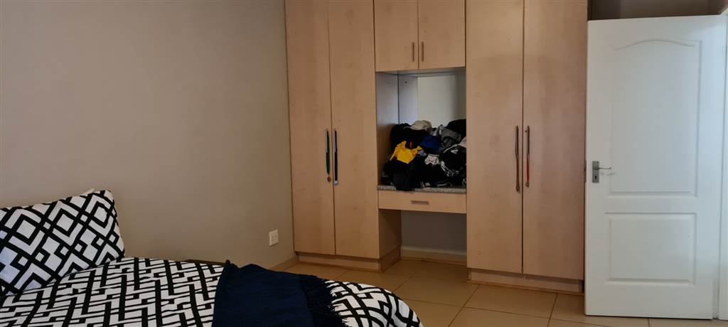 2 Bed Apartment in Bainsvlei photo number 5