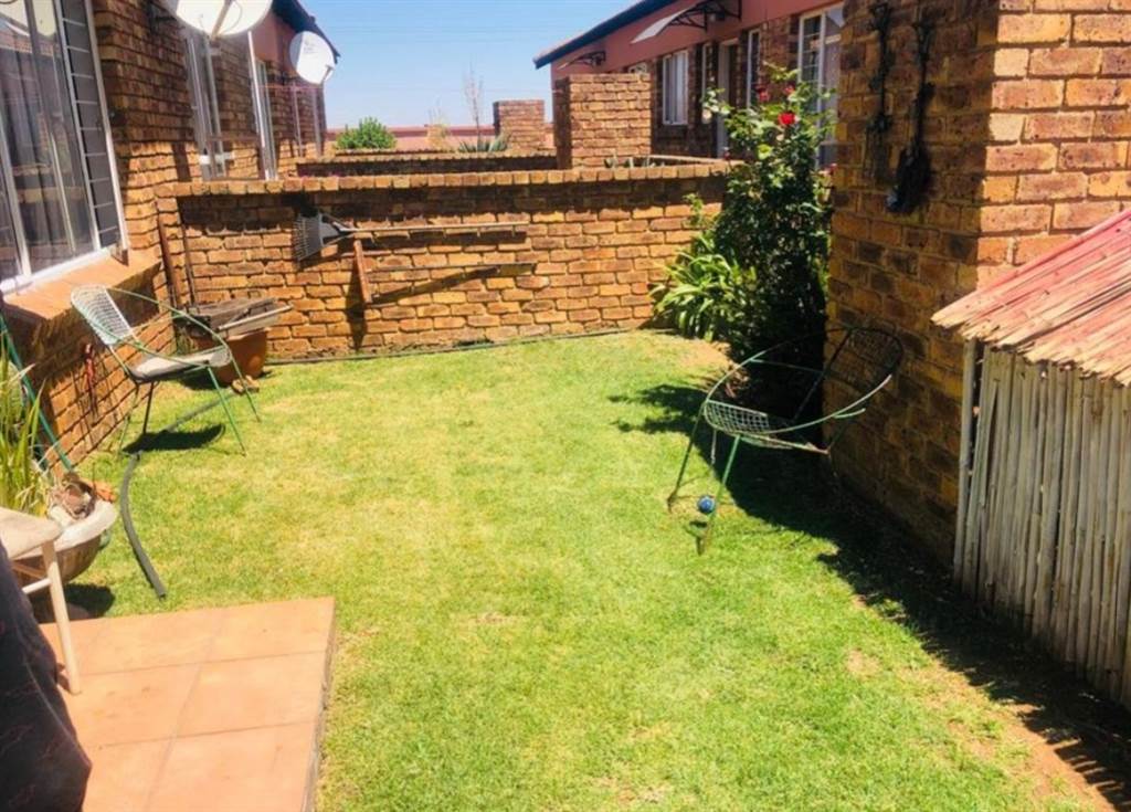 2 Bed Simplex in Vaalpark photo number 8