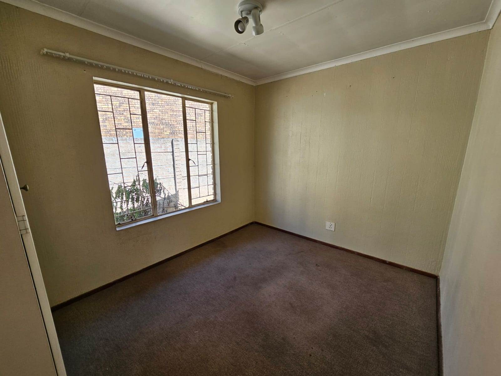 2 Bed Simplex in Highveld photo number 16