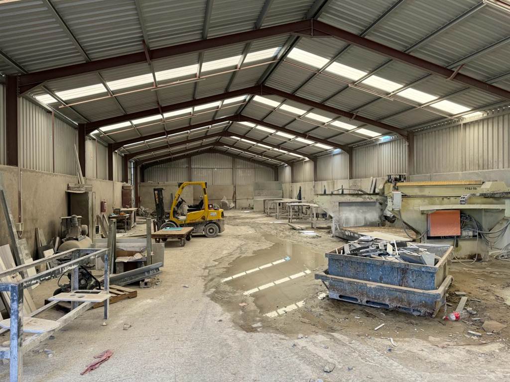 480  m² Industrial space in Beacon Bay photo number 16