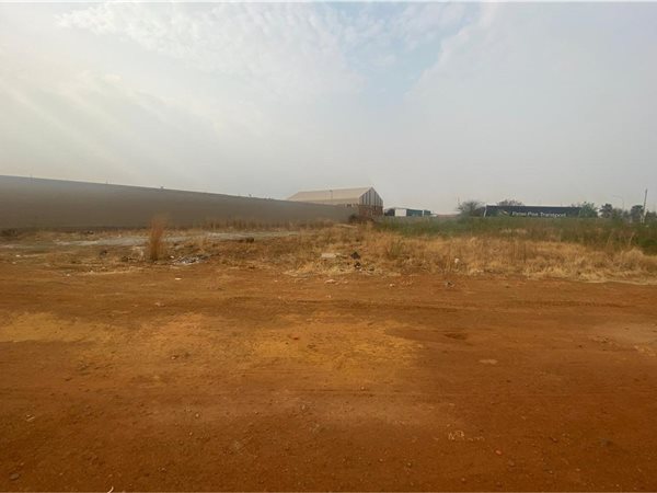 3 232 m² Land