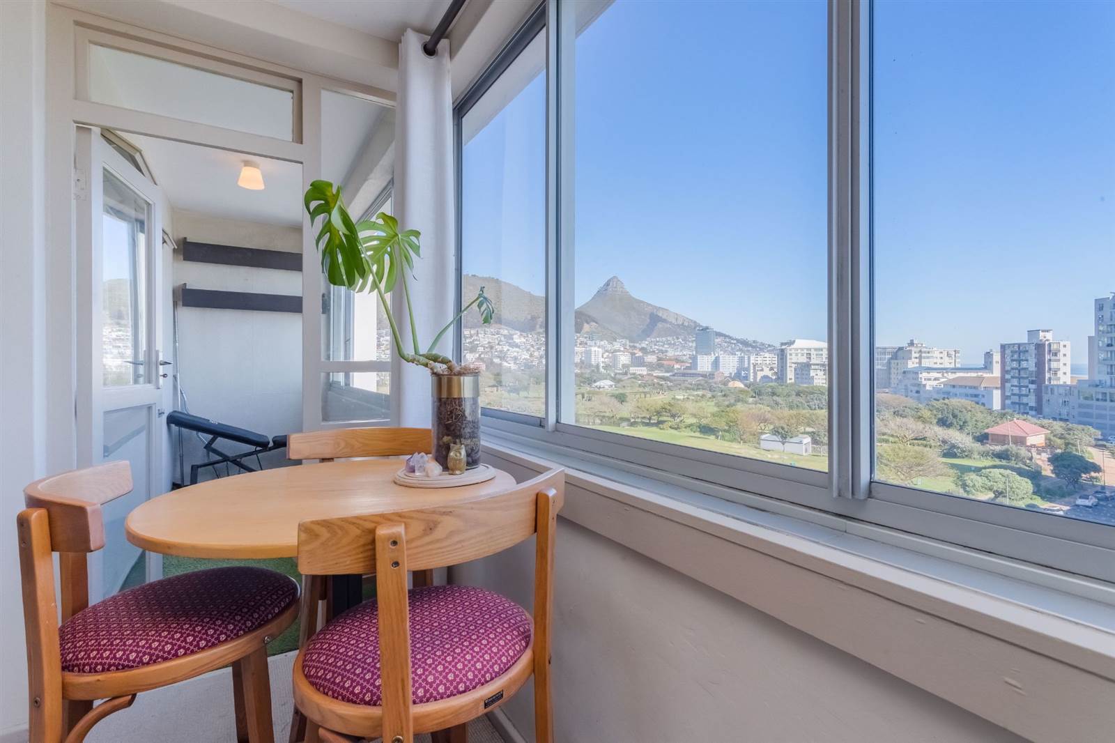 1 Bed Apartment in Mouille Point photo number 4
