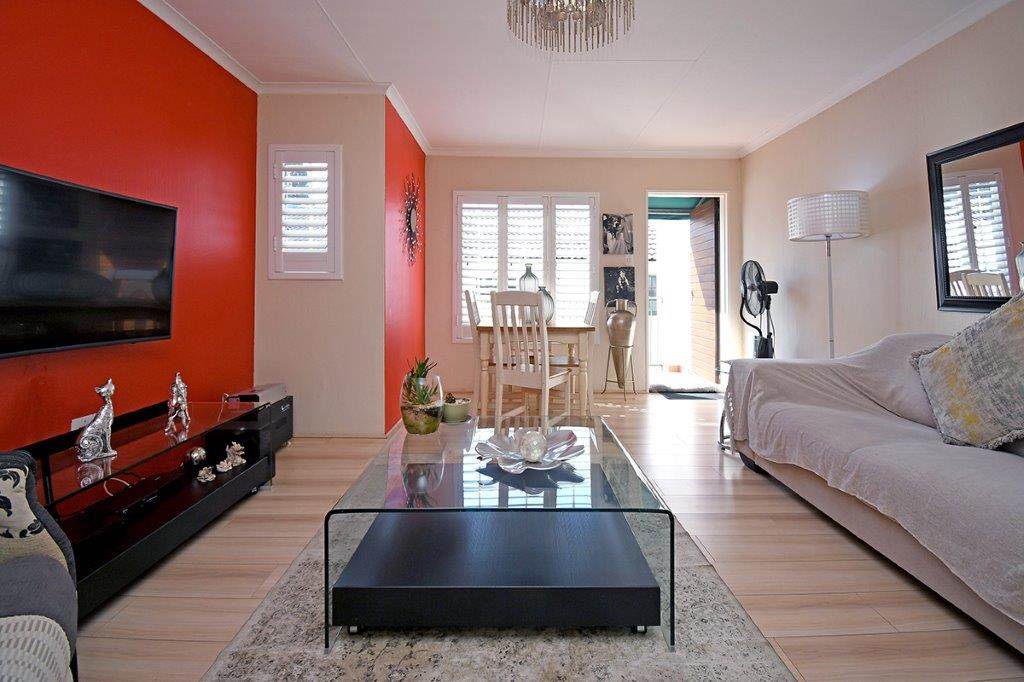2 Bed Apartment in Marais Steyn Park photo number 7
