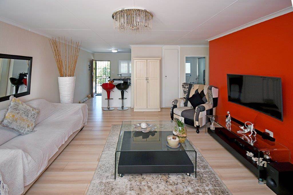 2 Bed Apartment in Marais Steyn Park photo number 10