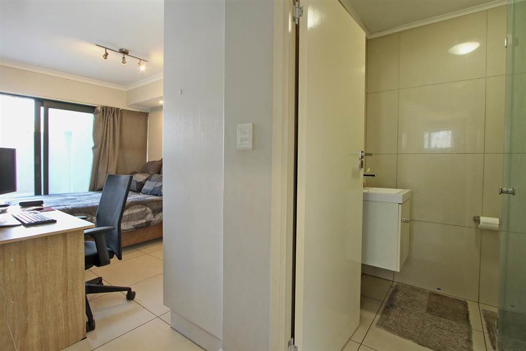 2 Bed Apartment in Observatory photo number 15