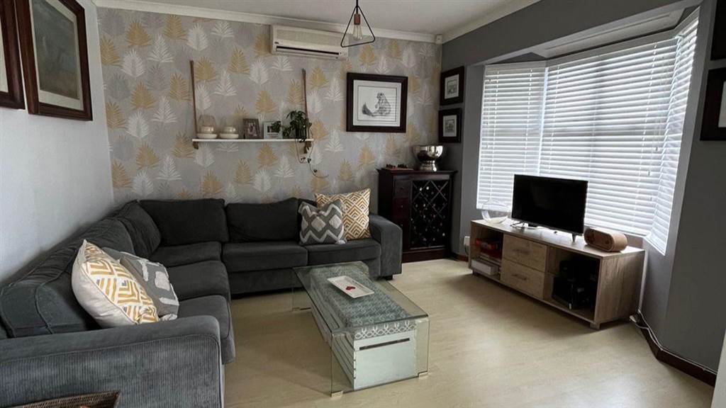3 Bed Townhouse in Kloof photo number 2