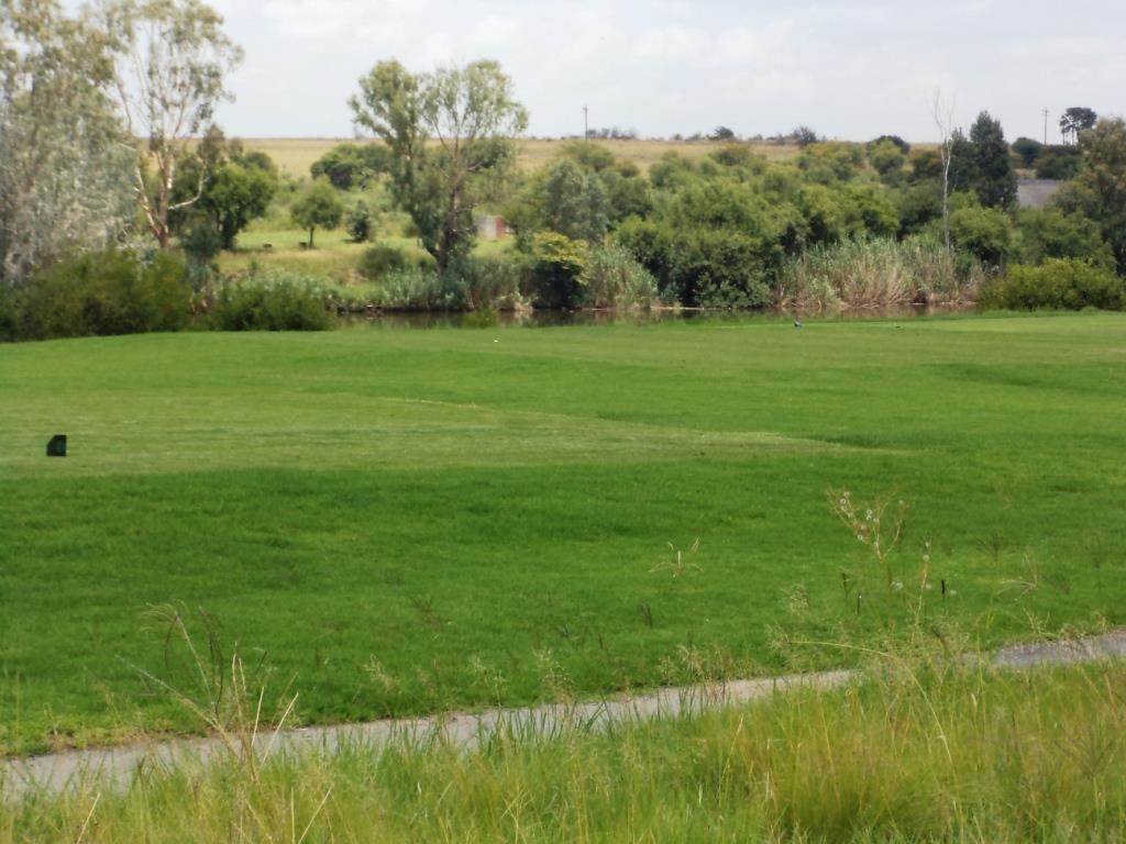 800 m² Land available in Vaal de Grace Golf Estate photo number 4