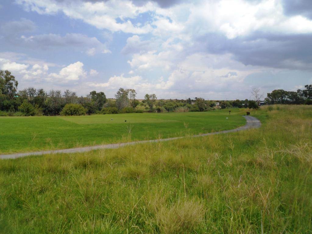 800 m² Land available in Vaal de Grace Golf Estate photo number 7