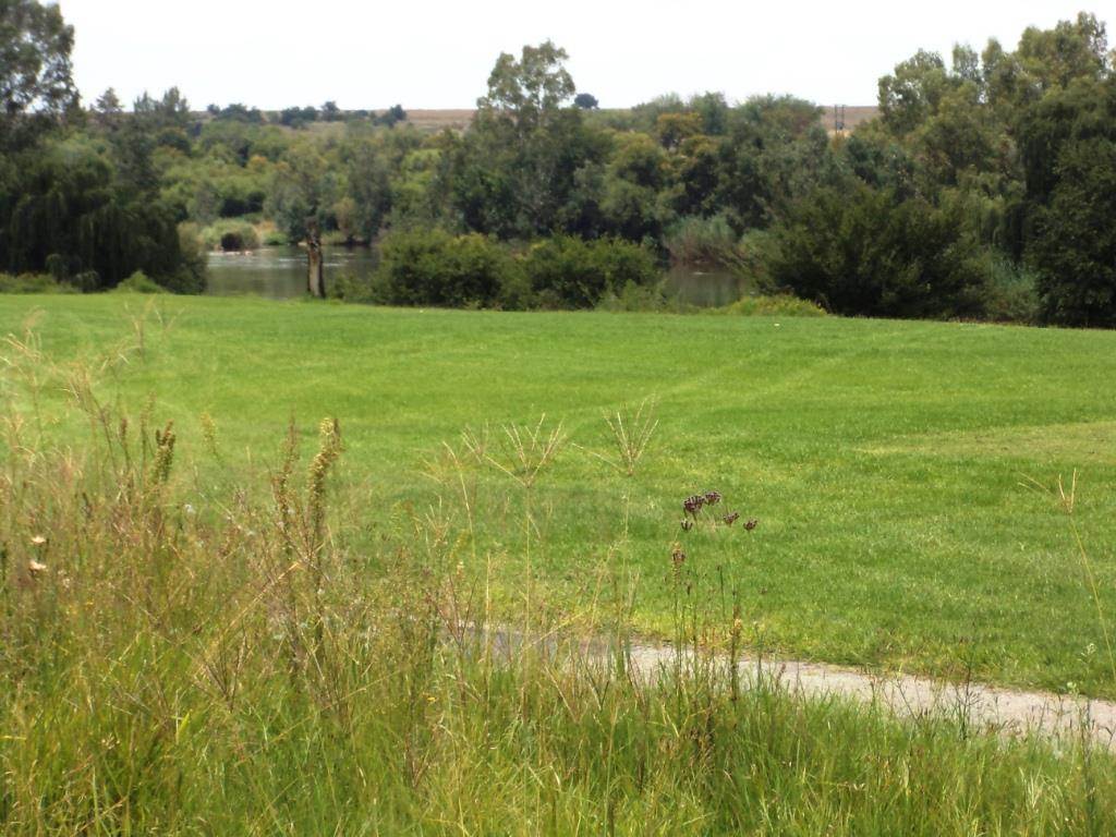 800 m² Land available in Vaal de Grace Golf Estate photo number 6