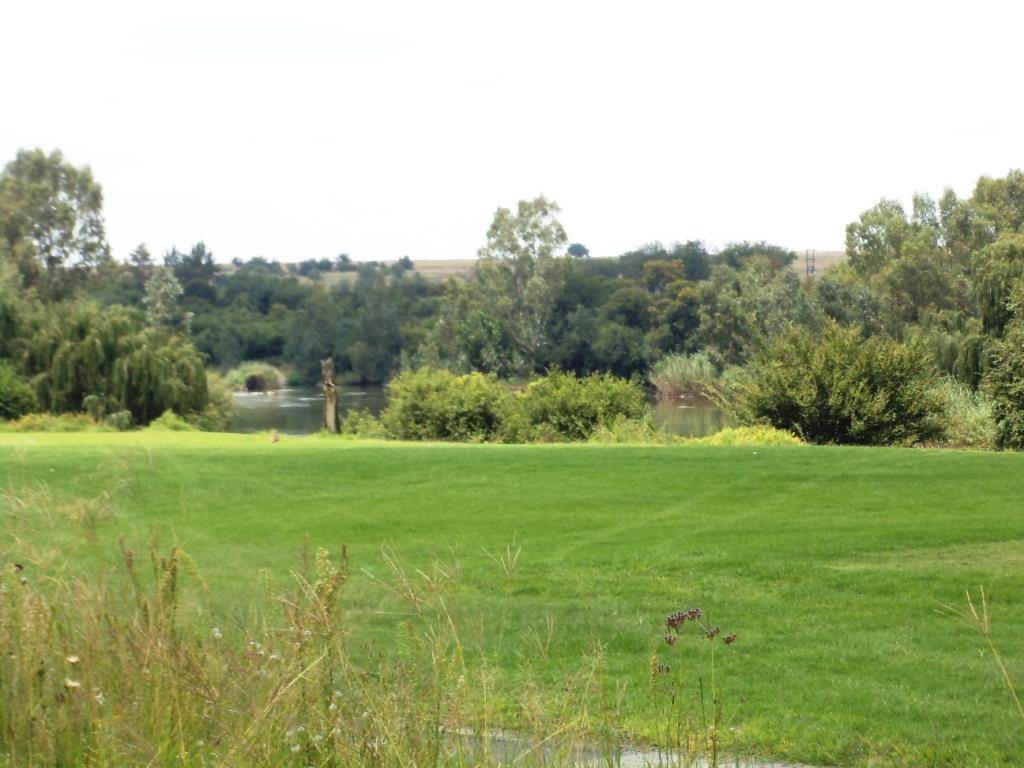 800 m² Land available in Vaal de Grace Golf Estate photo number 1