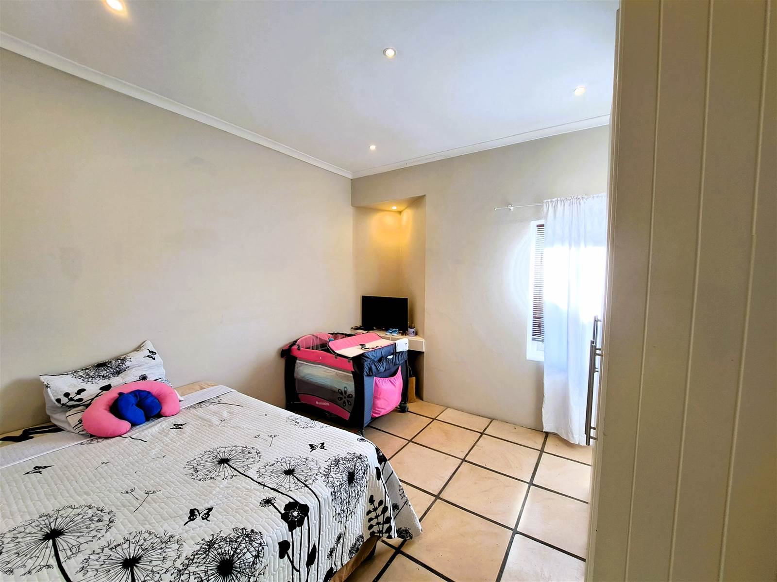2 Bed Townhouse in Bredasdorp photo number 10
