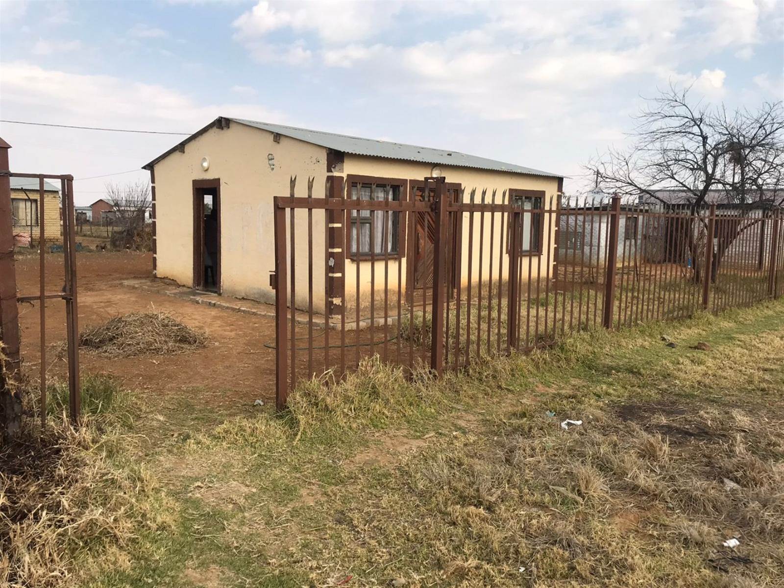 2 Bed House in Thabong photo number 2