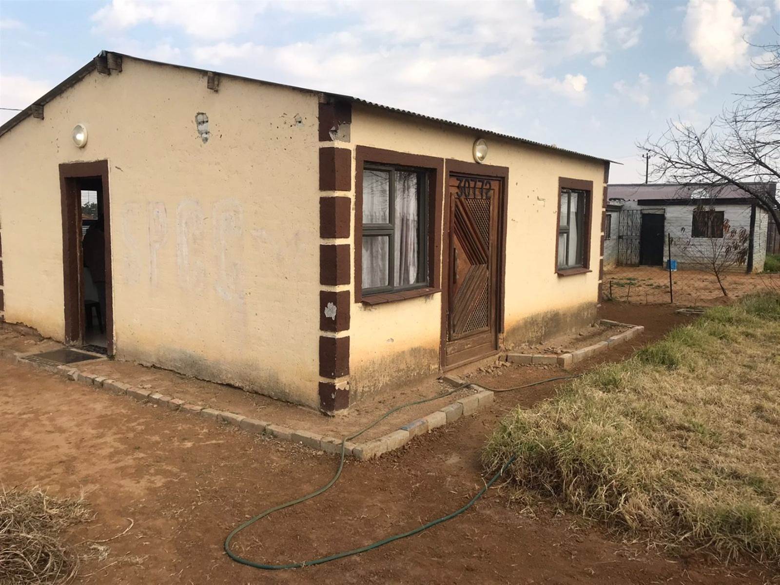 2 Bed House in Thabong photo number 6