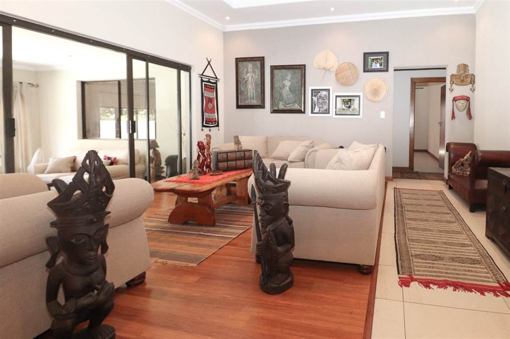 5 Bed Townhouse in Wilkoppies photo number 17
